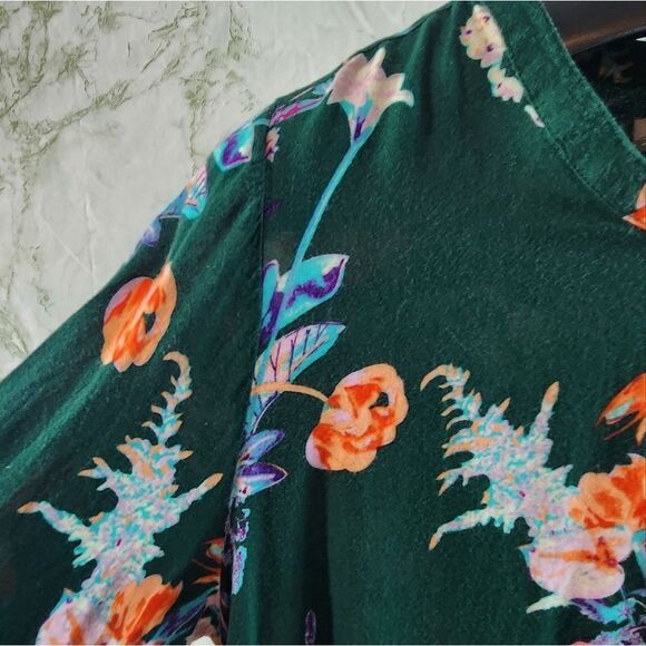 WORLD MARKET Beautiful Floral Top - Picture 4 of 11